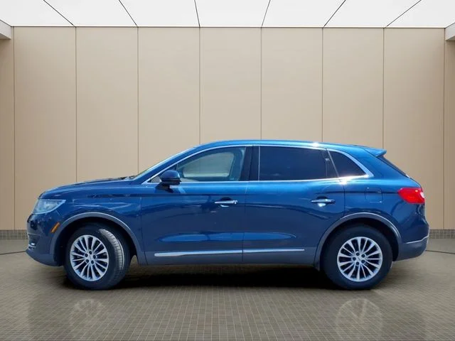 Used 2017 Blue Lincoln Select image 11