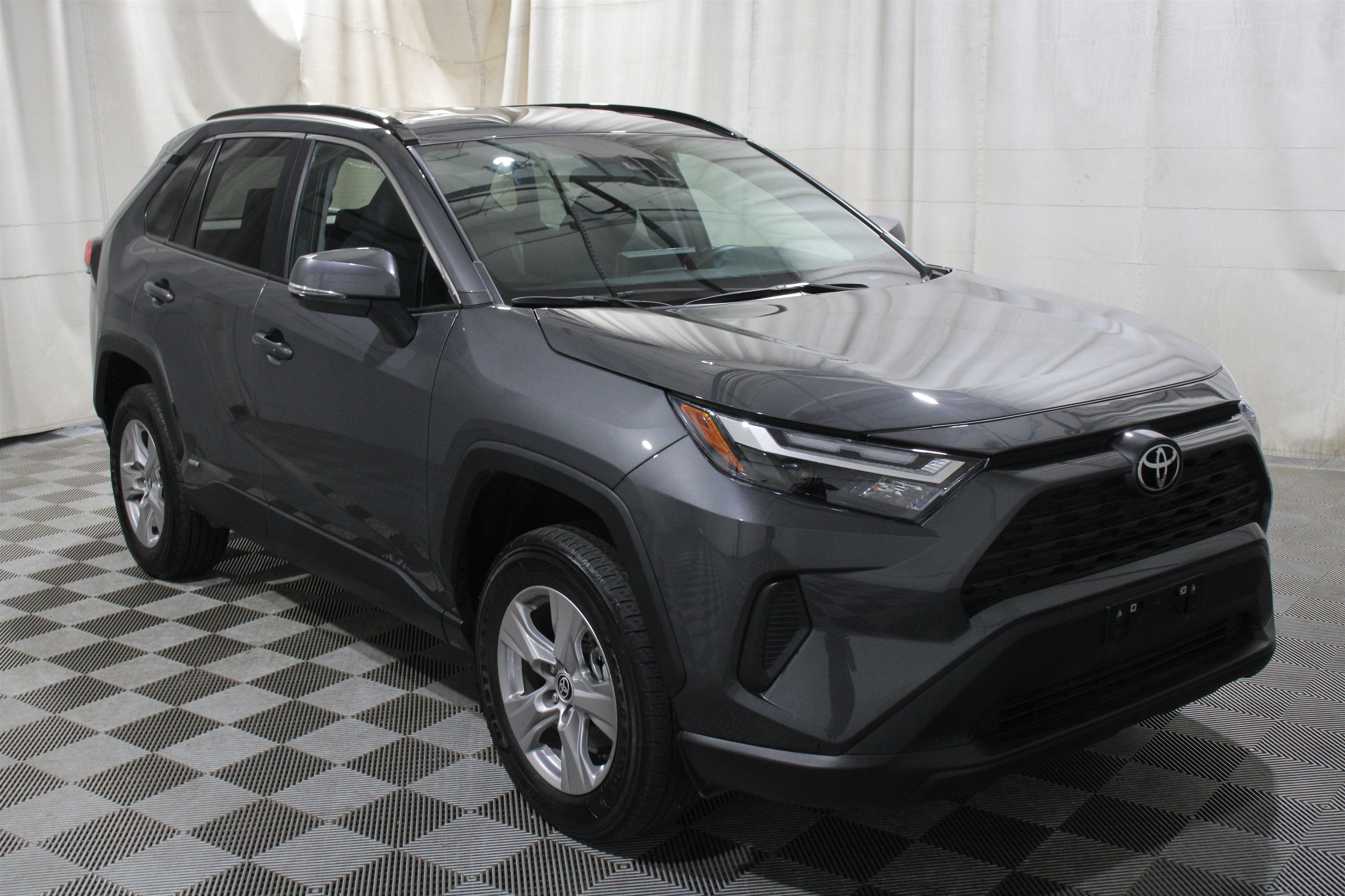 Used 2025 Magnetic Gray Metallic Toyota Hybrid XLE image 31