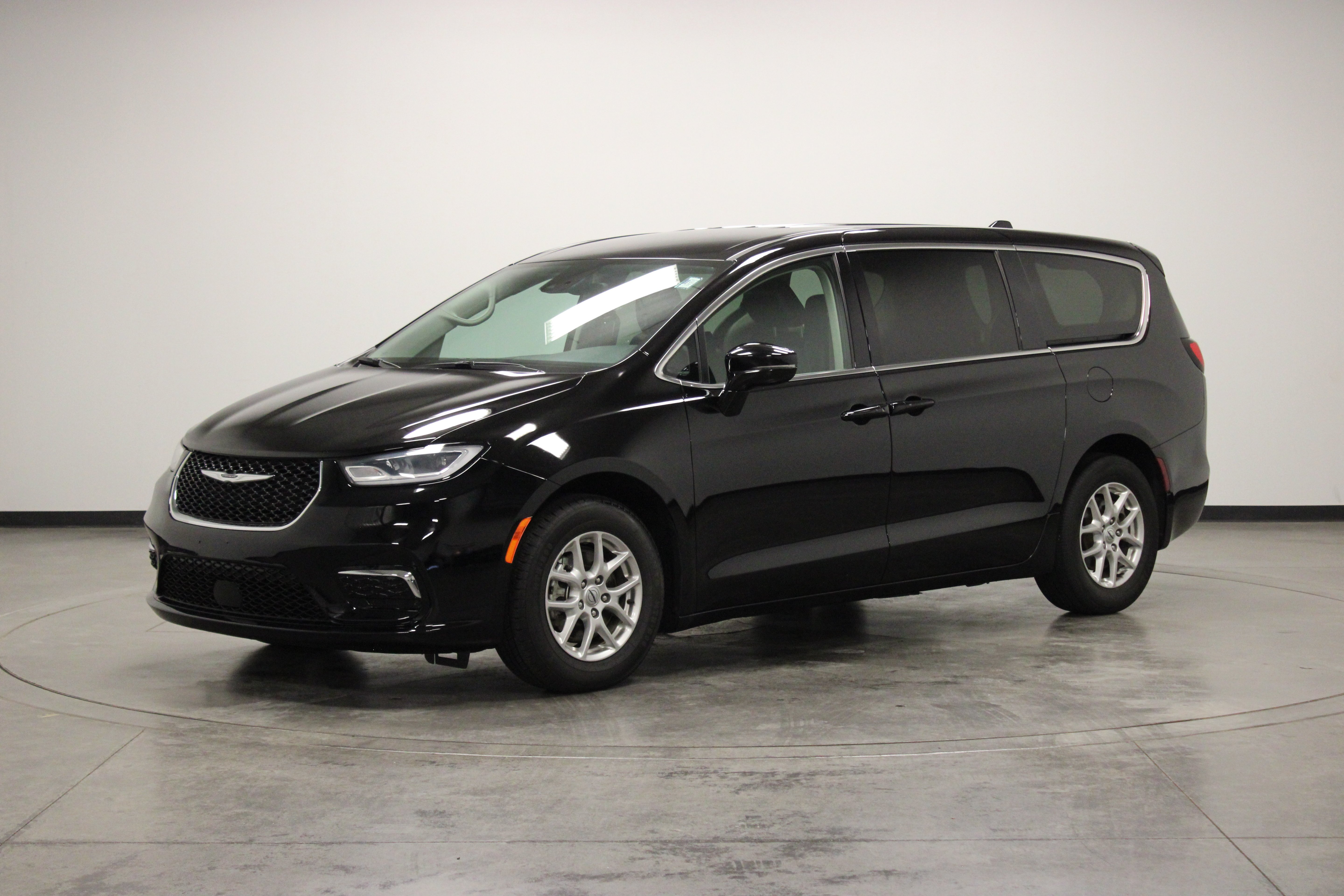 Used 2024 Diamond Black Crystal Pearlcoat Chrysler Touring L image 4