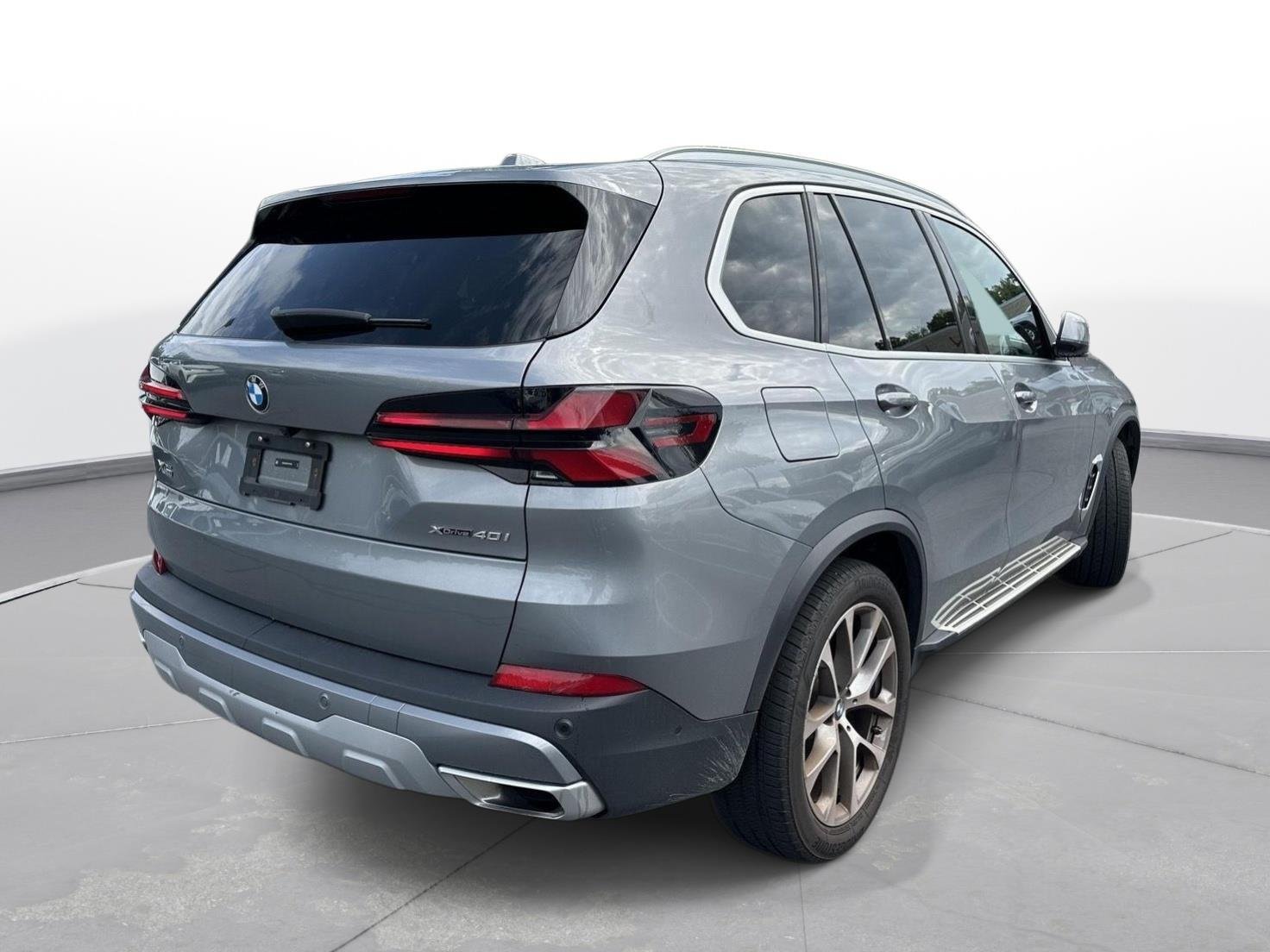 Used 2026 Skyscraper Grey Metallic BMW xDrive40i image 6