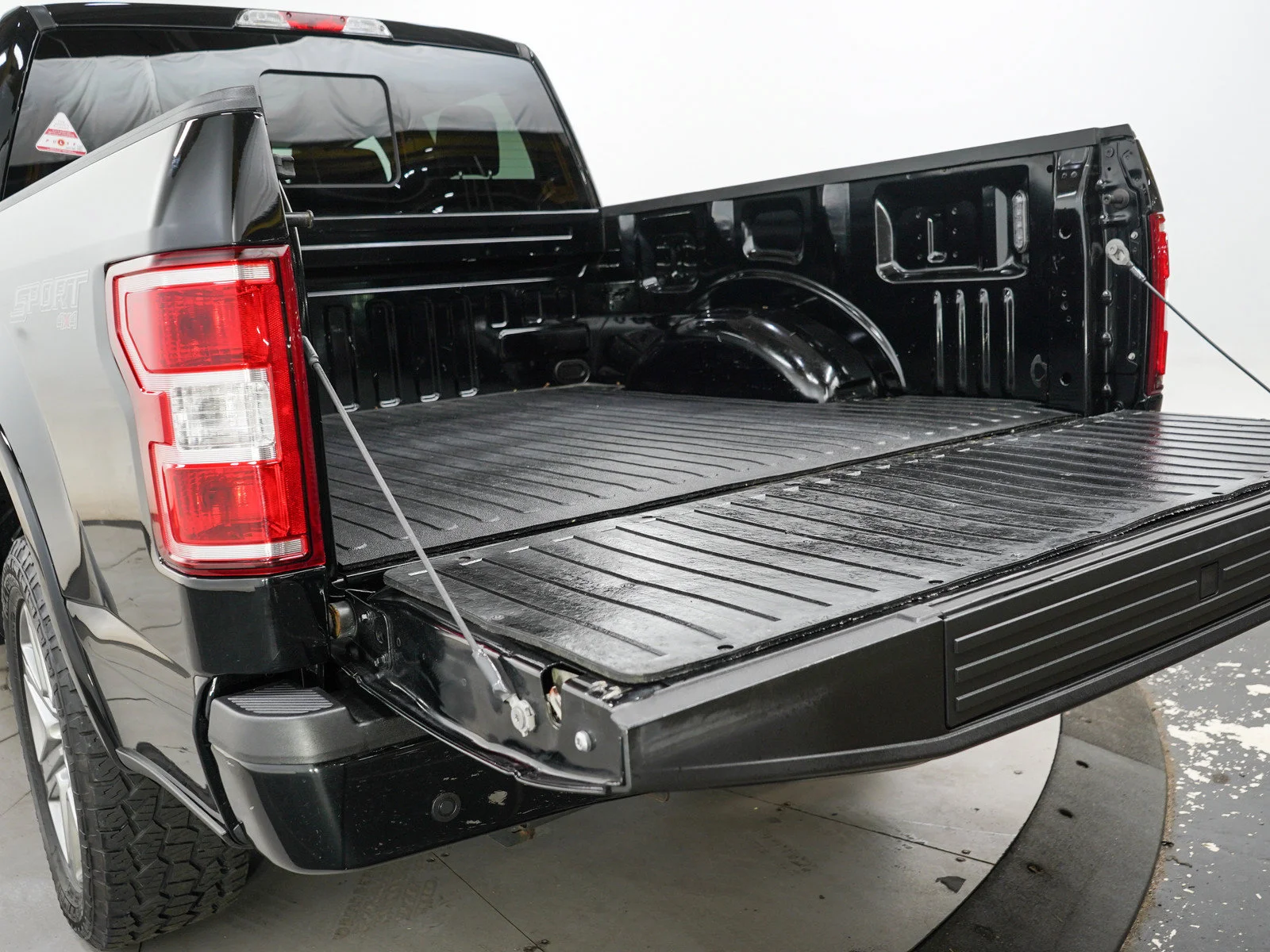 Used 2018  Ford XL image 9