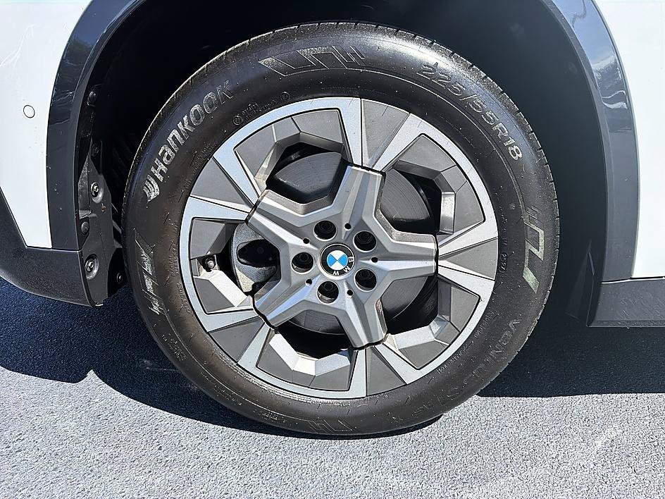 Used 2025 Mineral White Metallic BMW xDrive28i image 8