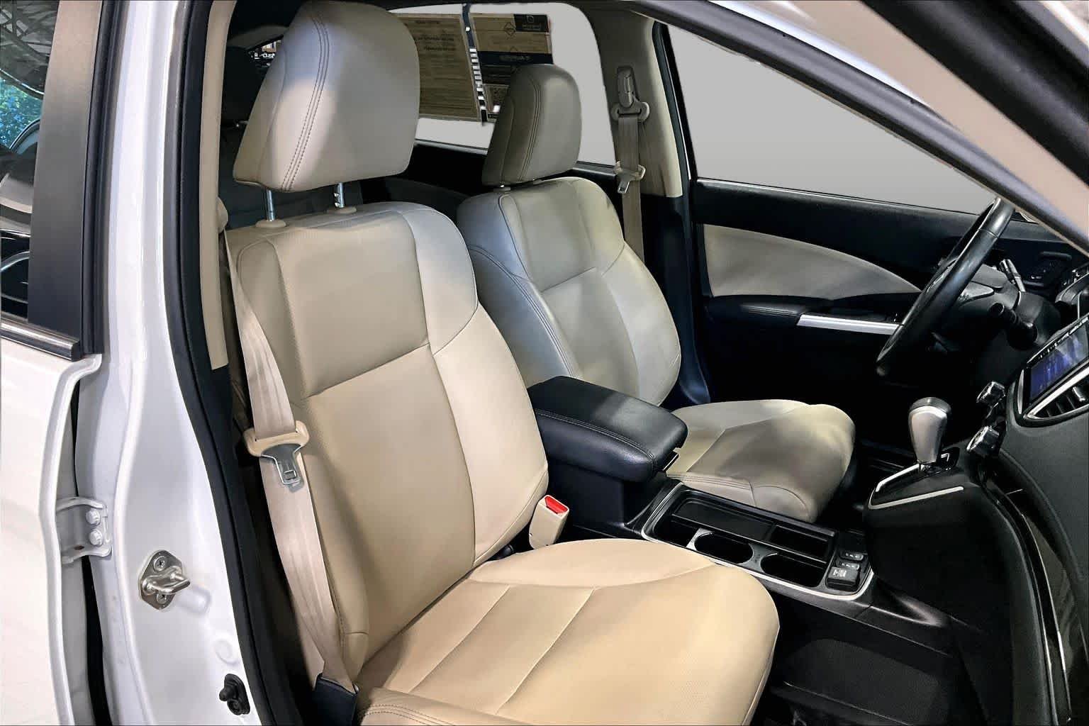 Used 2016 Alabaster Silver Metallic Honda Touring image 8