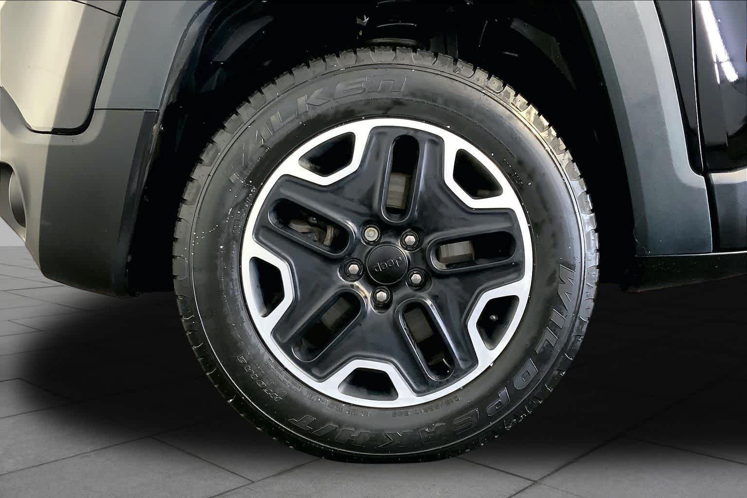 Used 2017 Black Jeep Trailhawk image 11