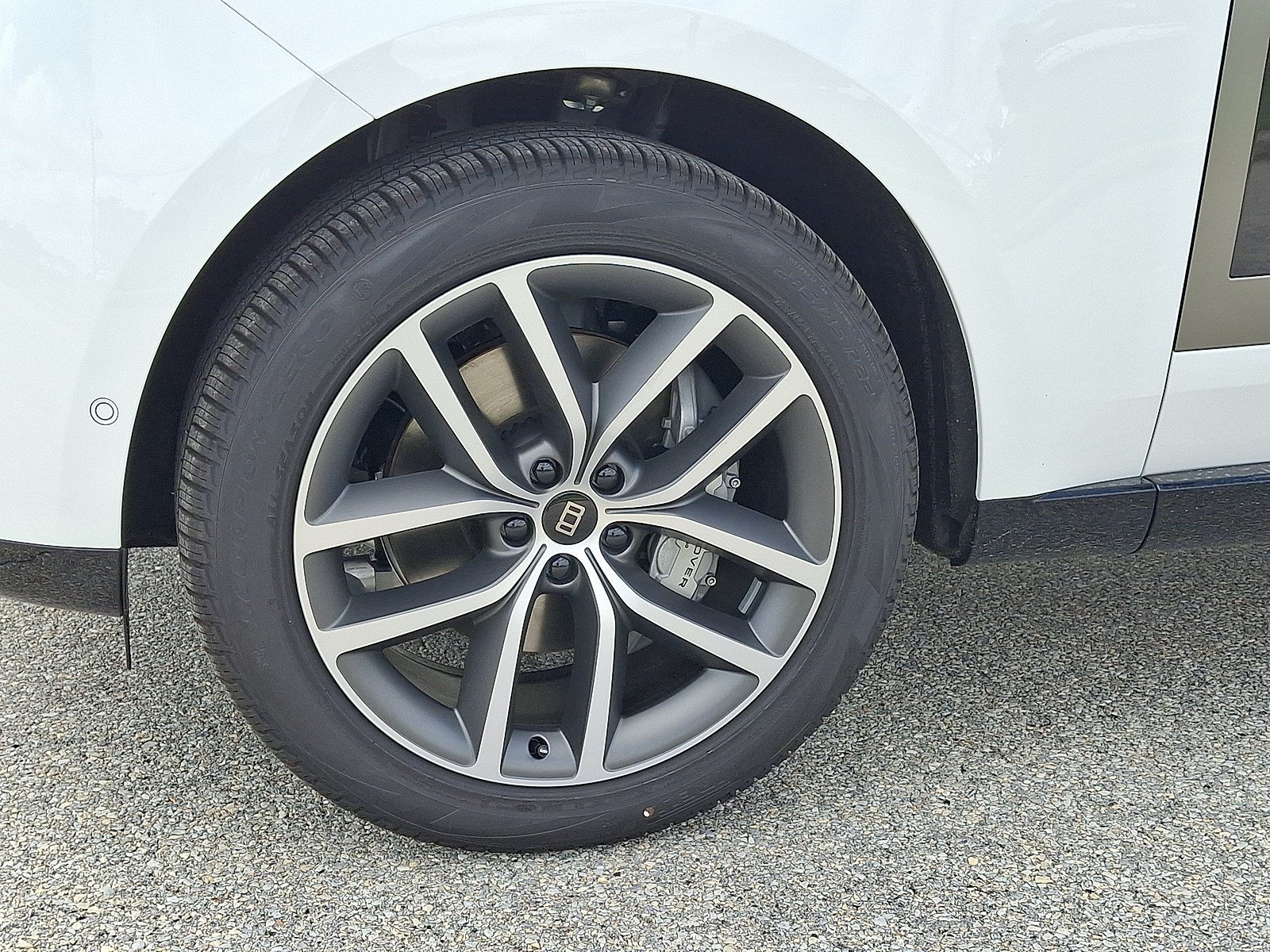 New 2027 Fuji White LAND ROVER SE image 24