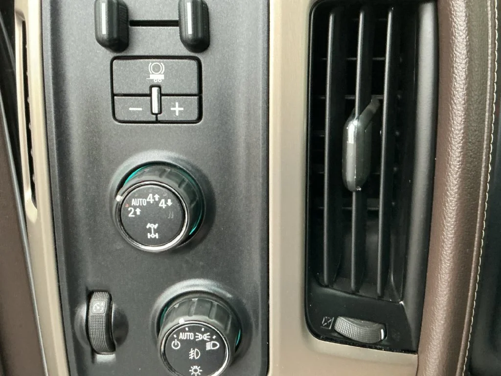 Used 2017 WHITE FROST TRICOAT GMC Denali image 25