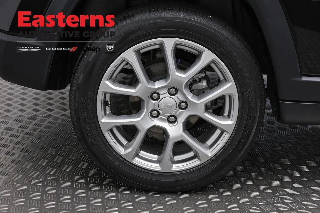 Certified Used 2024 Black Jeep Latitude Lux image 30