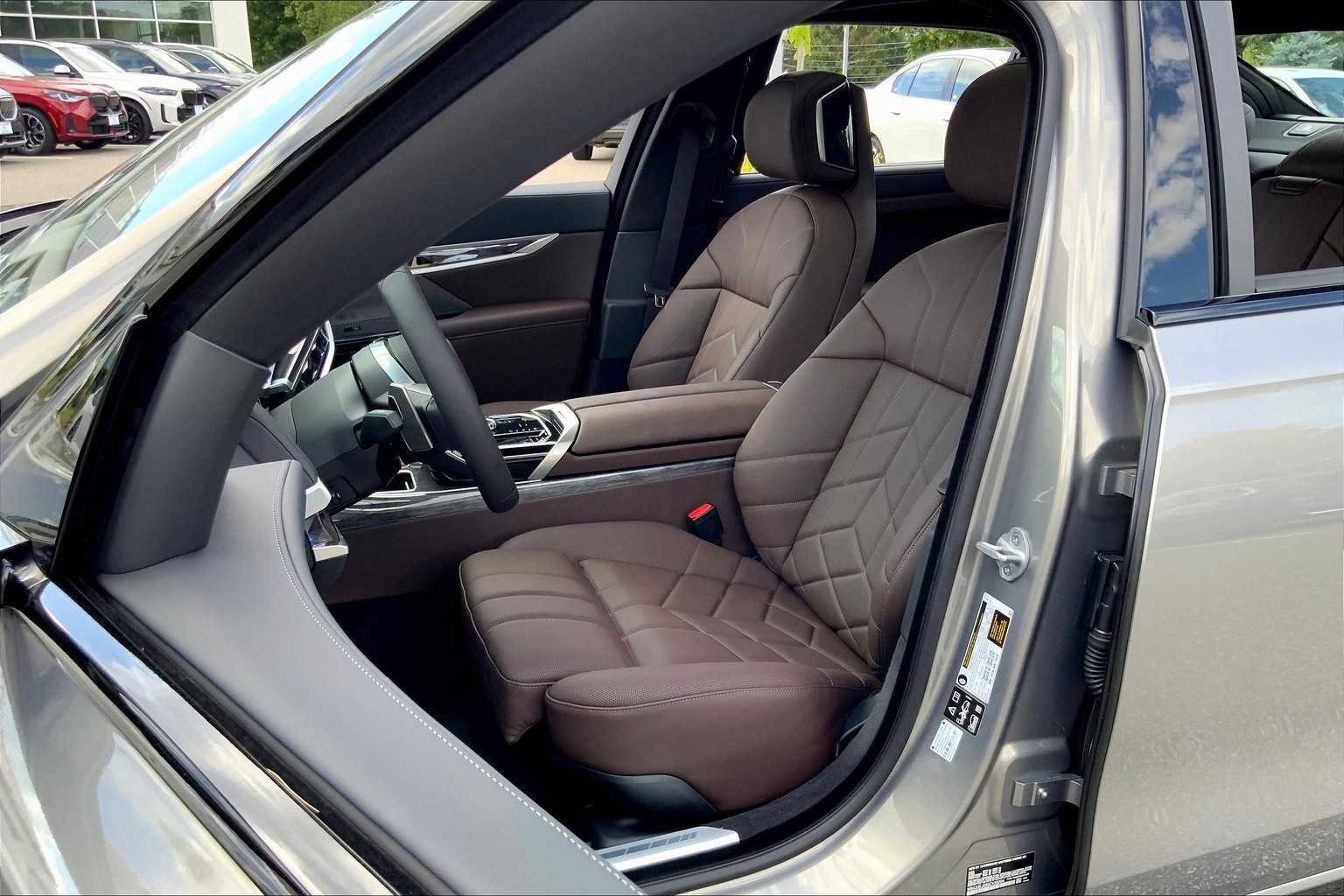 2025 BMW 7 Series 760i - Photo 9