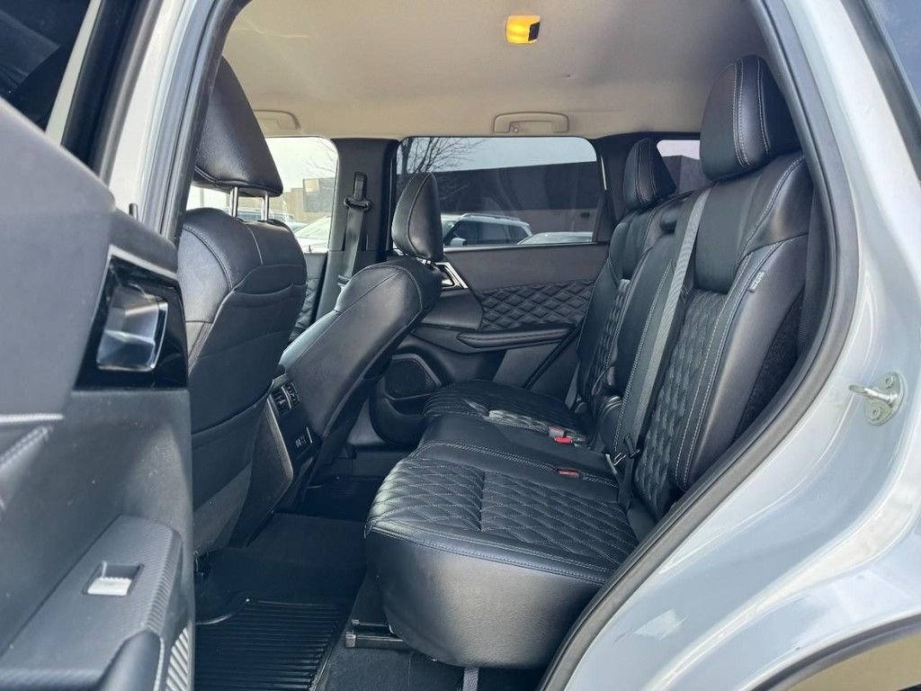 Used 2022  Mitsubishi SEL image 10