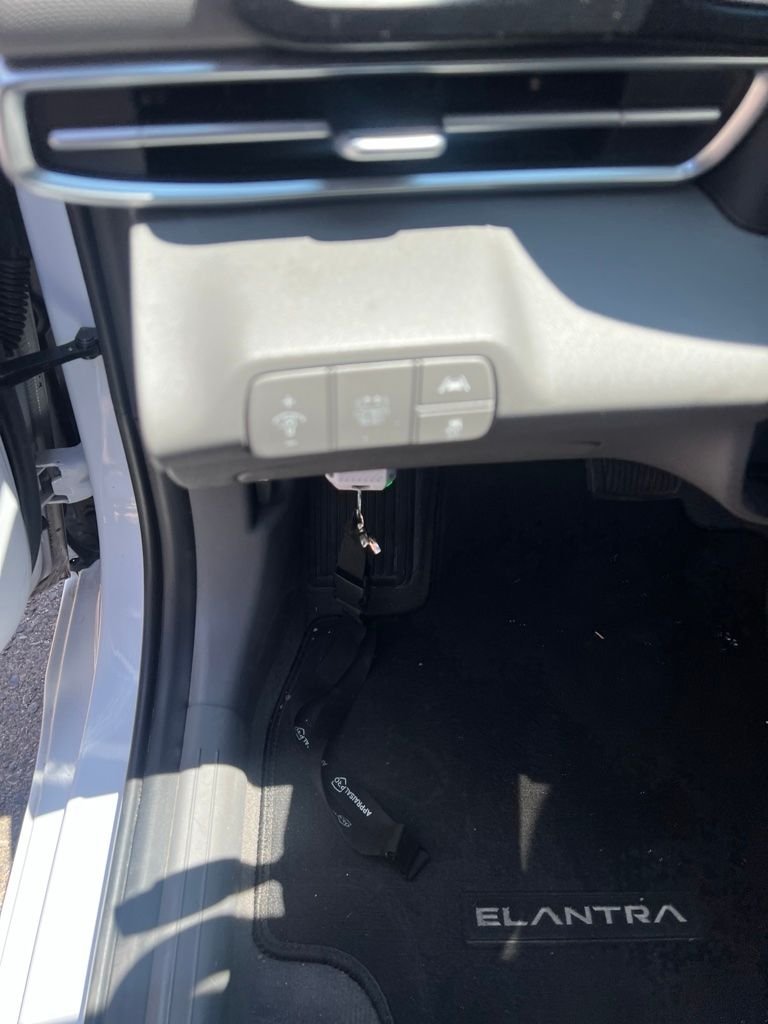 Used 2023 White Hyundai Blue image 13