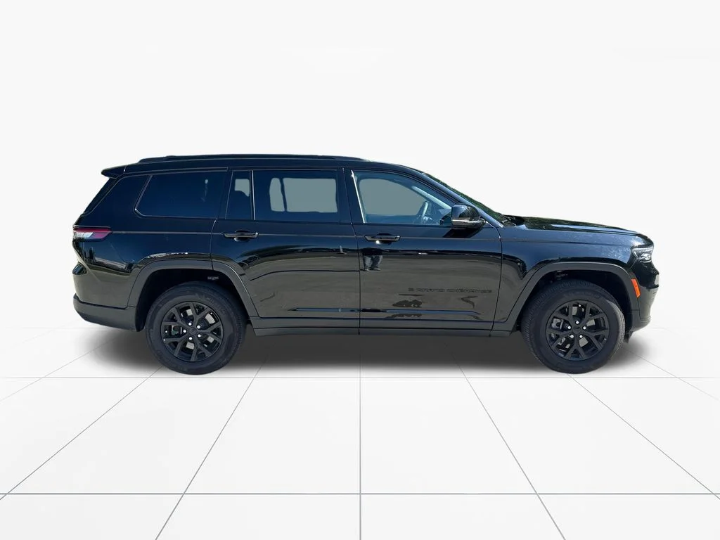 Used 2025 Diamond Black Jeep Altitude X image 9