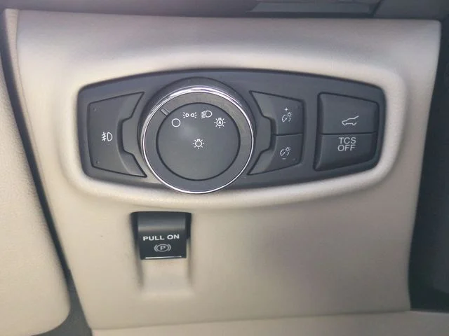 Used 2019 Brown Lincoln Select image 21