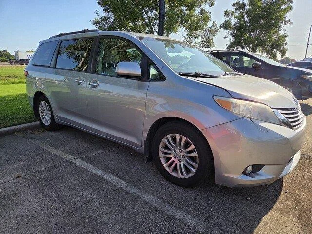 Used 2015 Silver Sky Metallic Toyota XLE Premium 8-Passenger image 3