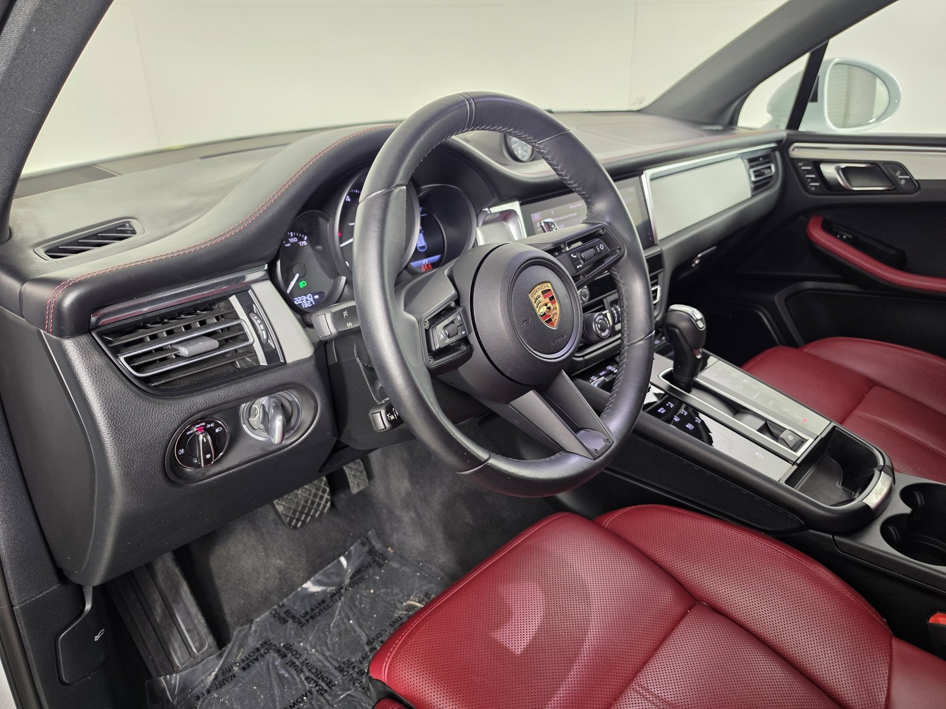 2025 Porsche Macan T - Photo 2