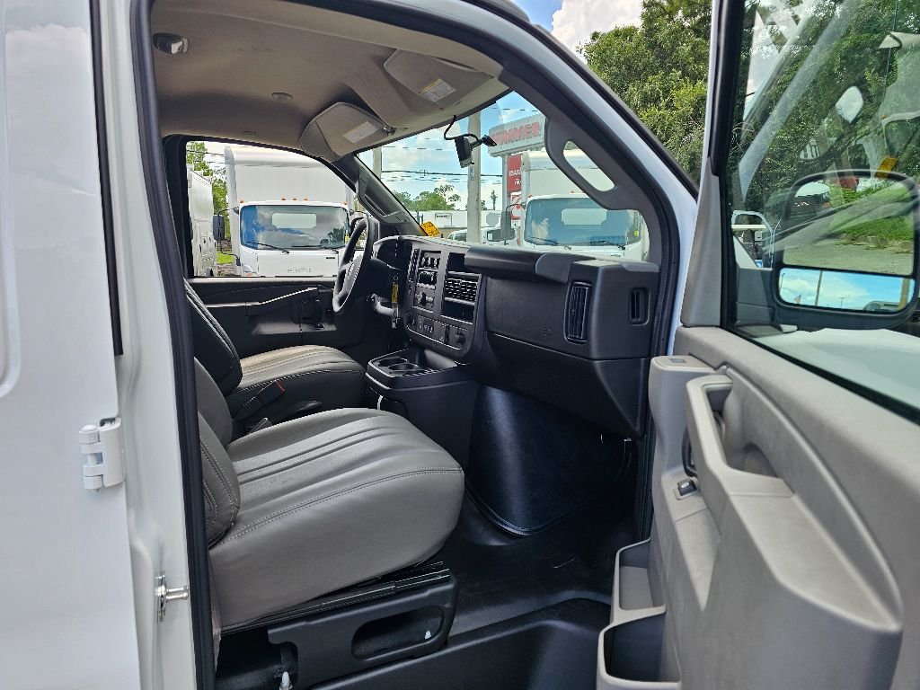 2025 GMC Savana Cargo Work Van - Photo 18