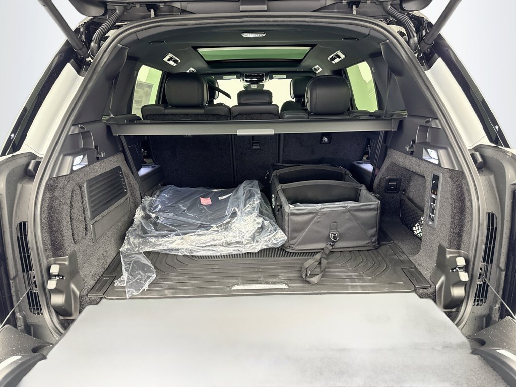 New 2027 Fuji White Land Rover SE image 27