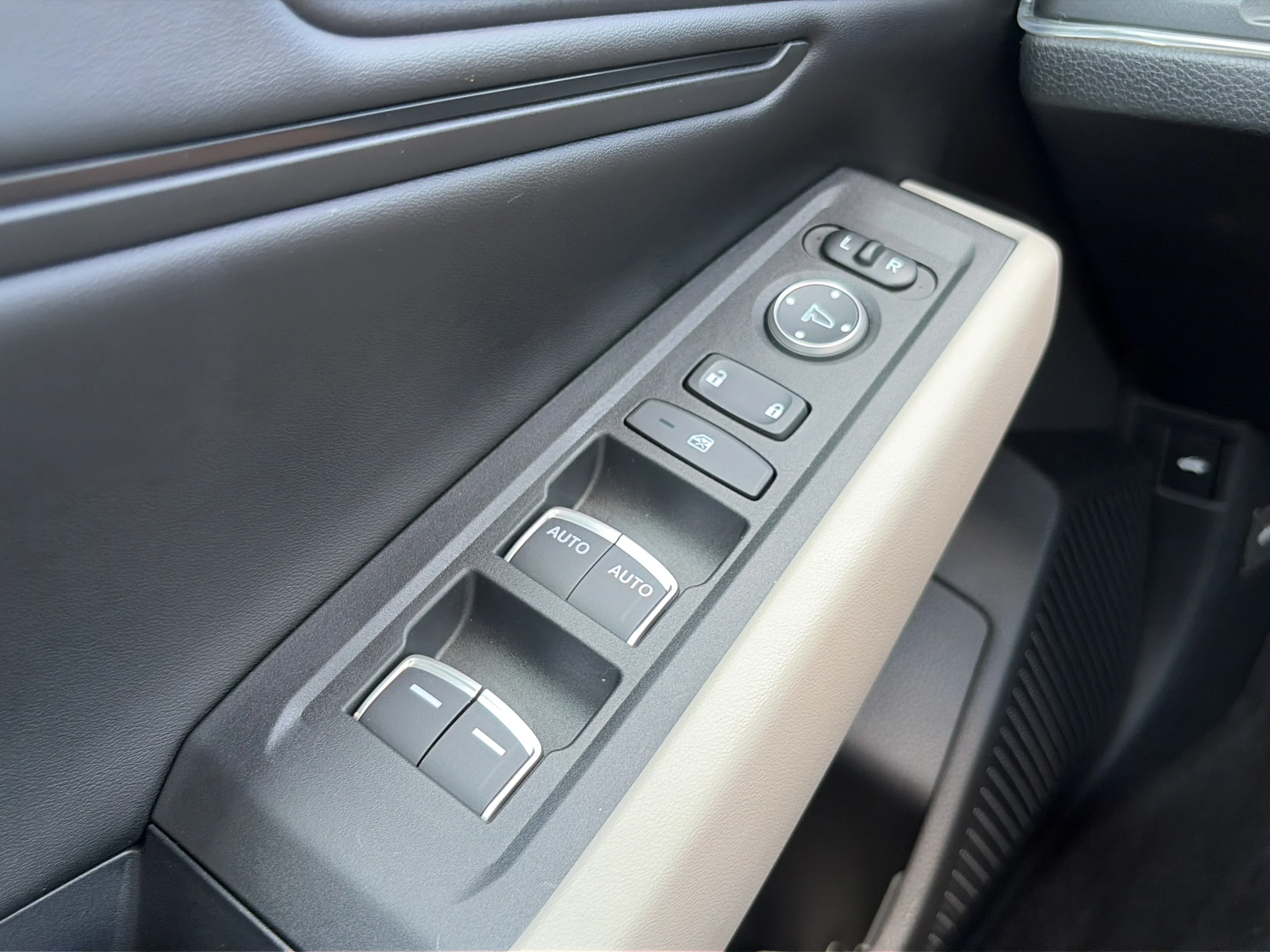 Certified Used 2025 Platinum White Pearl Honda SE image 50