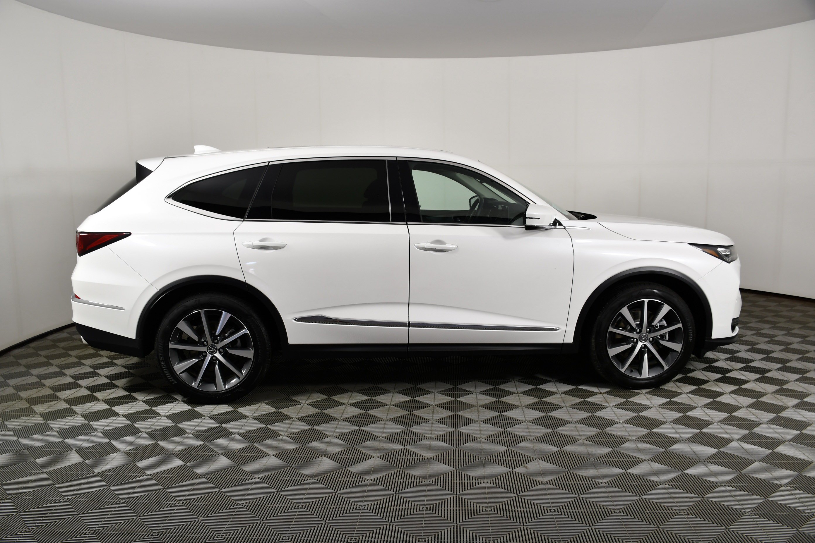 Certified Used 2025 Platinum White Pearl Acura w/Technology Package image 5