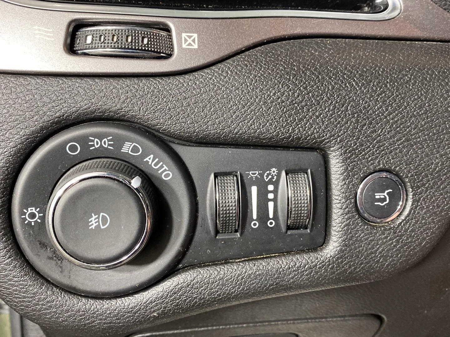 Used 2021 Olive Green Pearlcoat Jeep Limited image 22