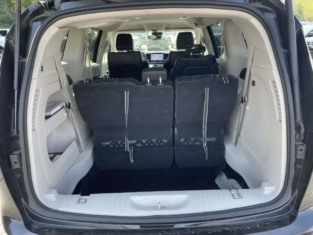 Used 2023 Black Chrysler Touring L image 37