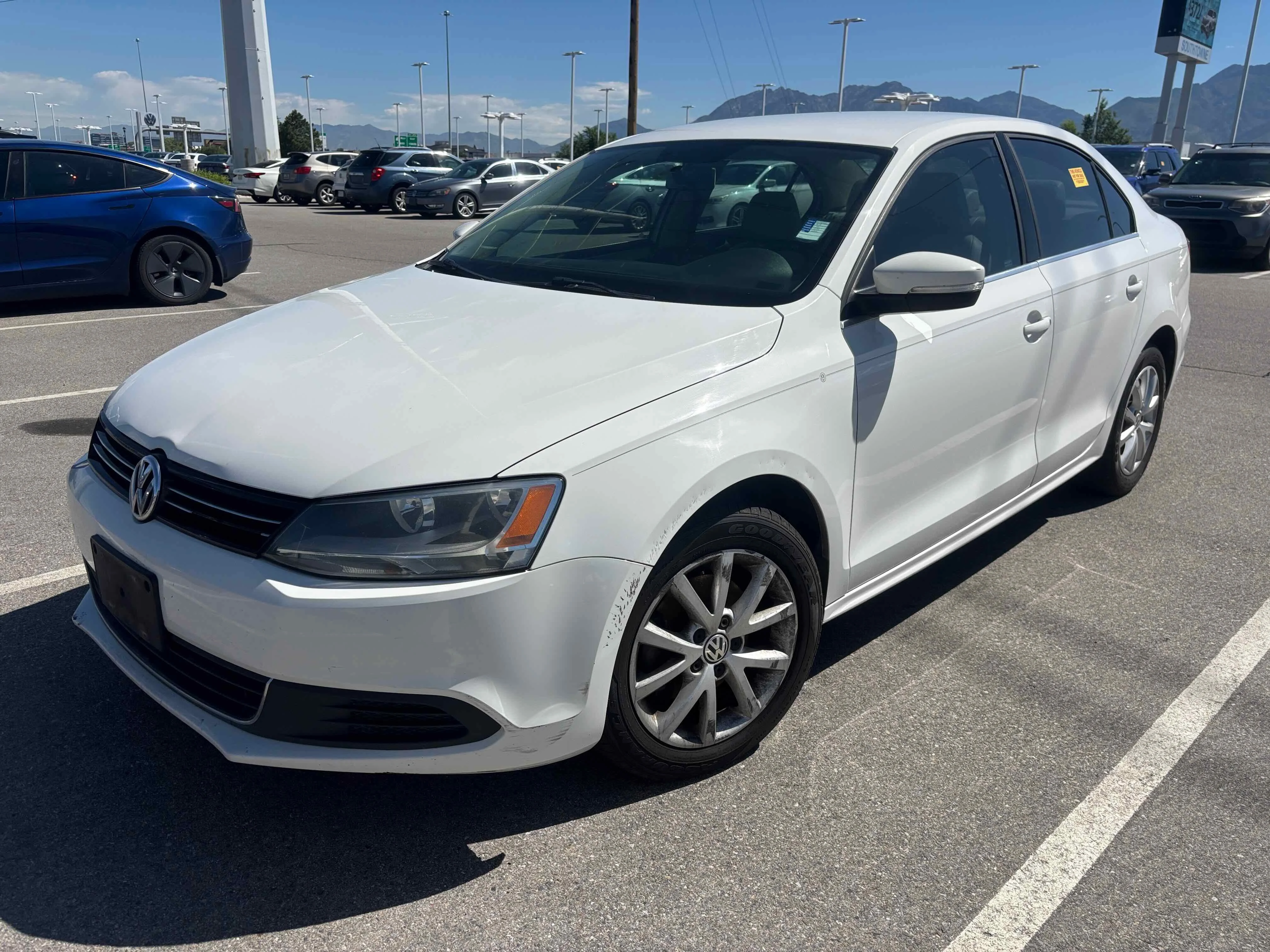 Used 2014 Candy White Volkswagen SE w/Connectivity image 1