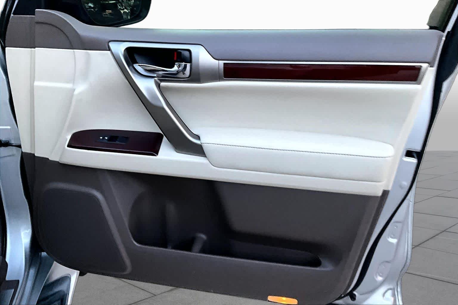 Used 2014 Tungsten Pearl Lexus Luxury image 22