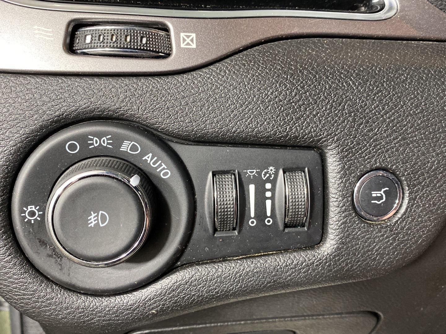Used 2021 Olive Green Pearlcoat Jeep Limited image 22