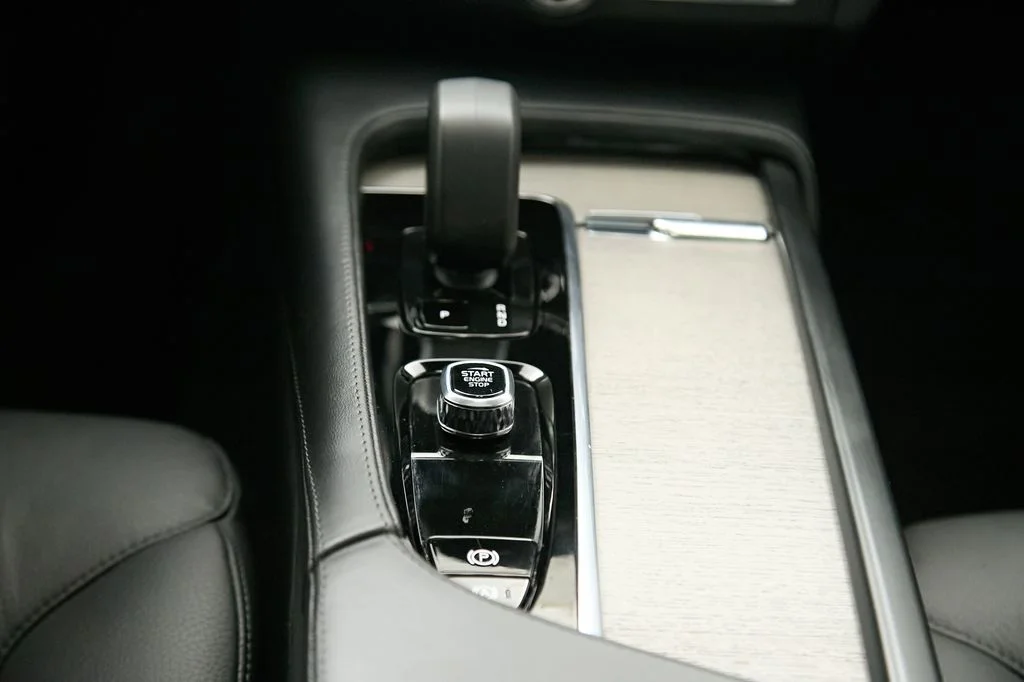 Certified Used 2025 Crystal White Volvo Plus image 29