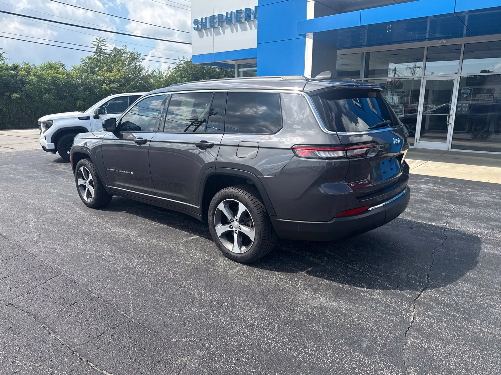 Used 2023 Gray Jeep Limited image 5
