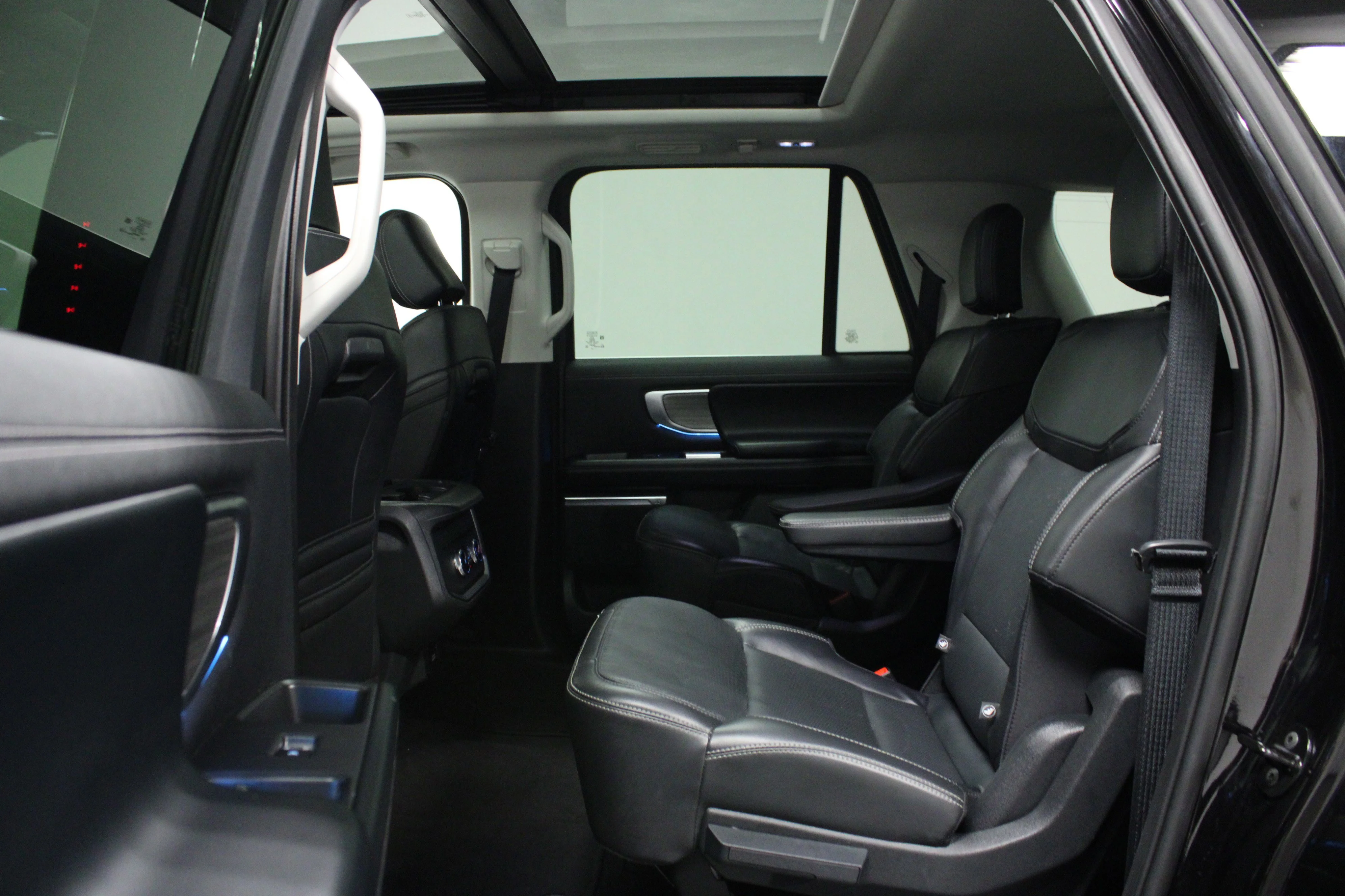 Used 2025 Black Metallic Ford Platinum image 13
