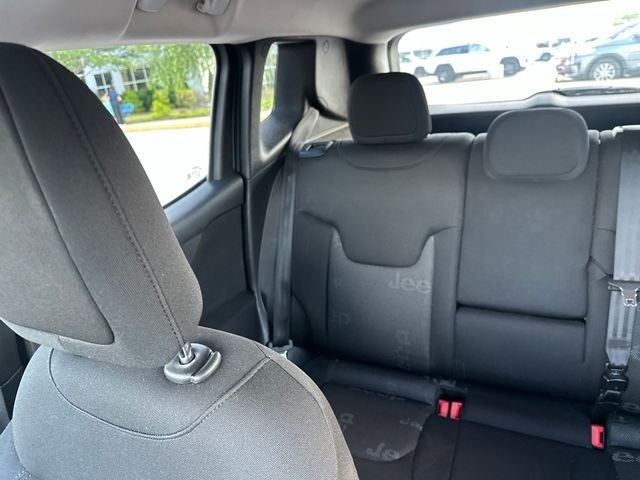 Used 2015 Silver Jeep Latitude image 8