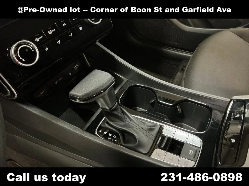 Used 2023 Black Hyundai SEL image 11