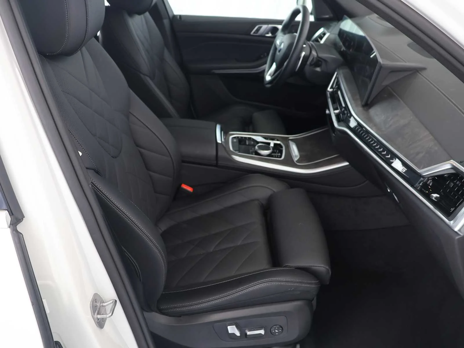 Certified Used 2026 Alpine White BMW sDrive40i image 17