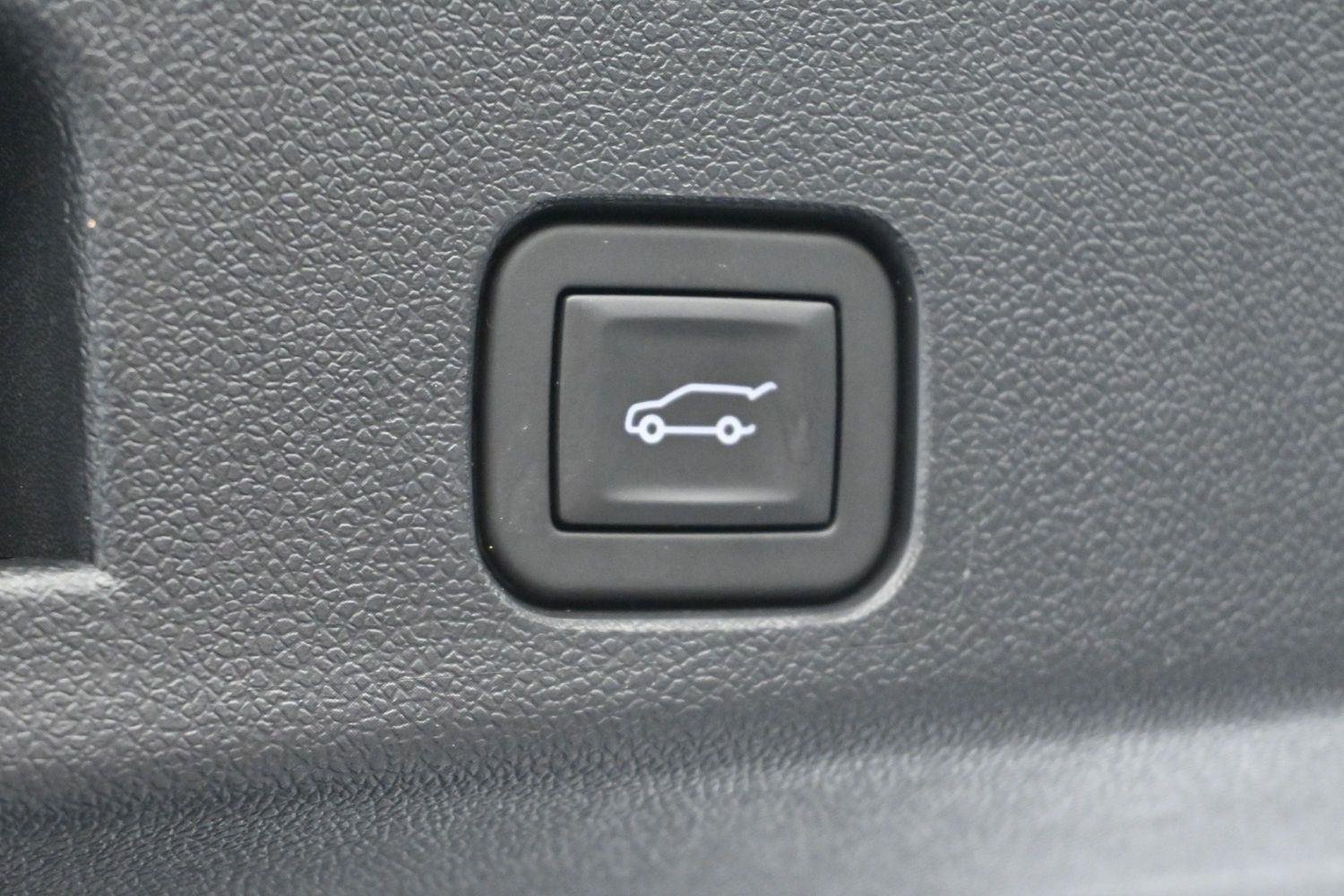 Used 2025 Sterling Metallic GMC AT4 image 10