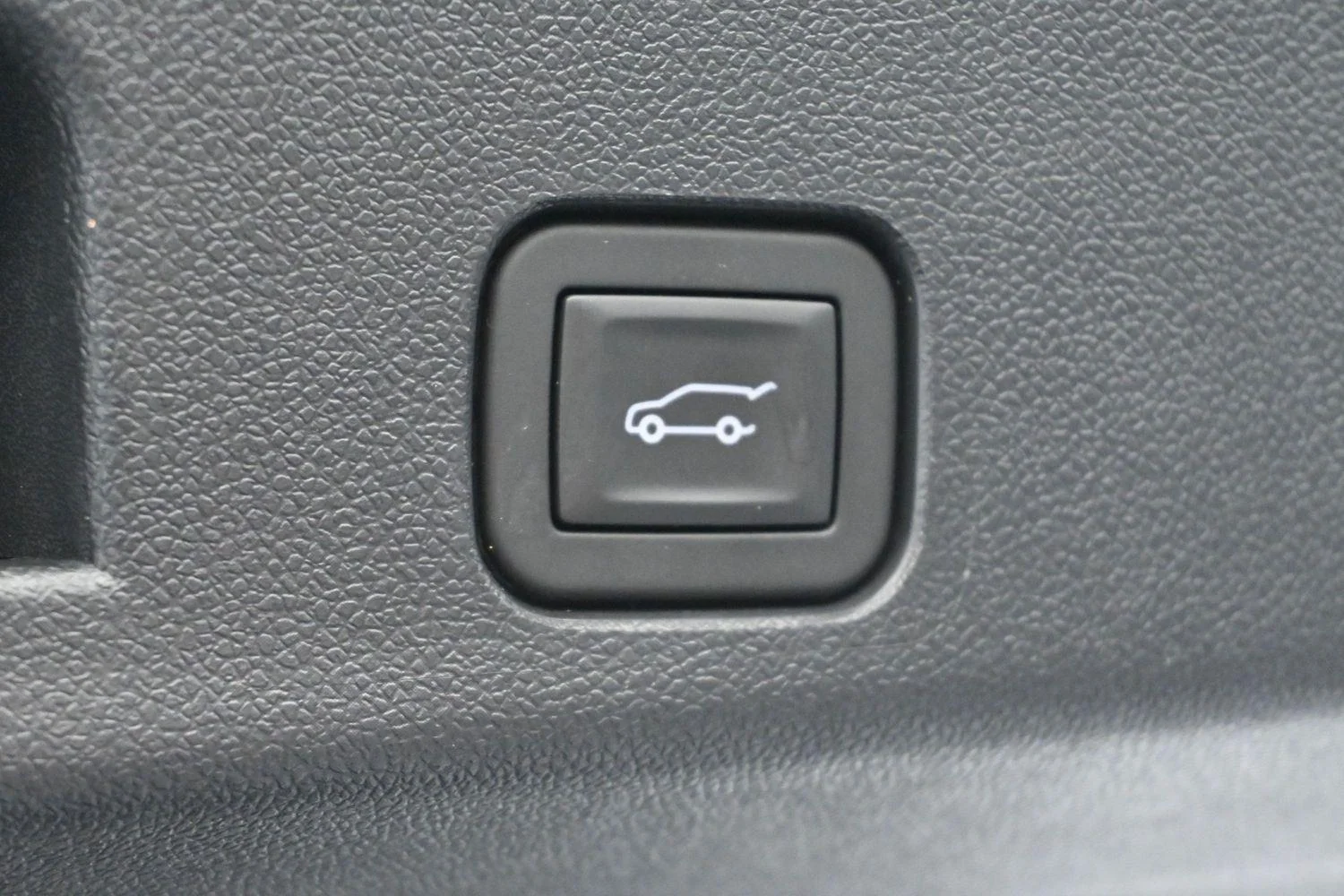 Used 2025 Sterling Metallic GMC AT4 image 10