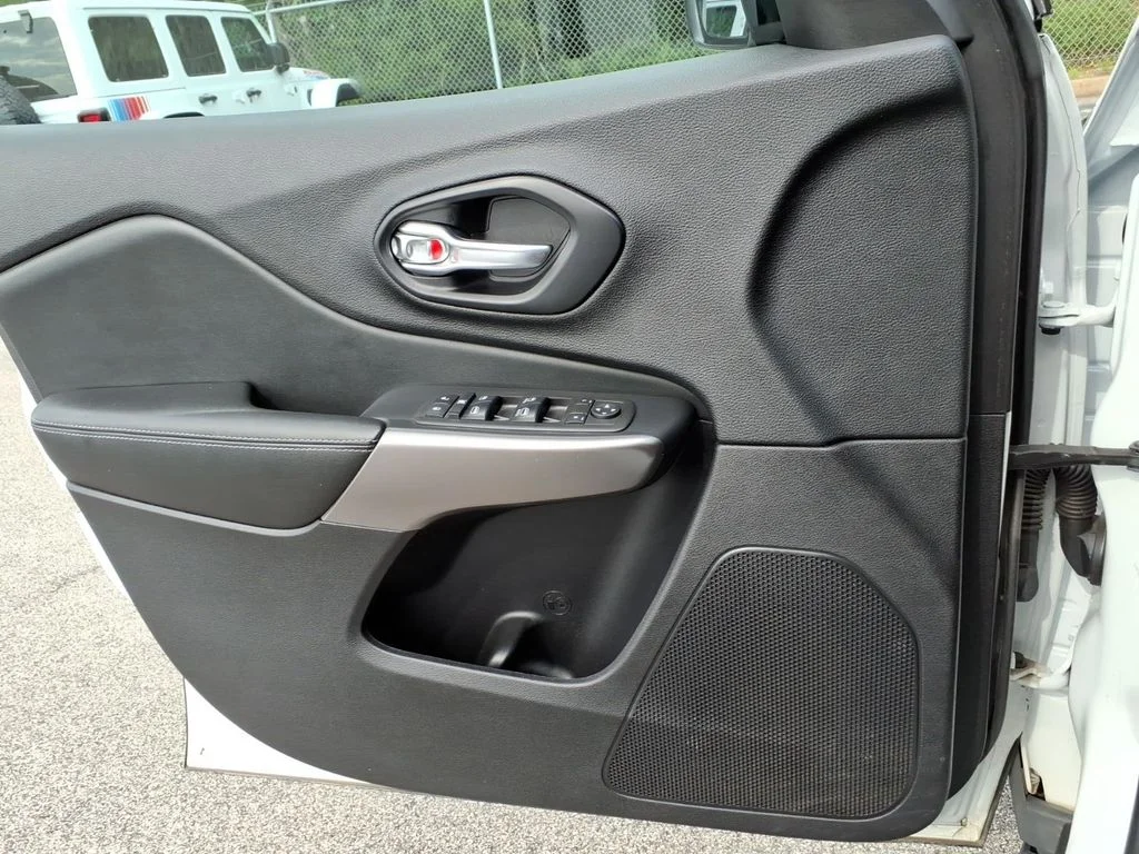 Used 2021 White Jeep Latitude image 29
