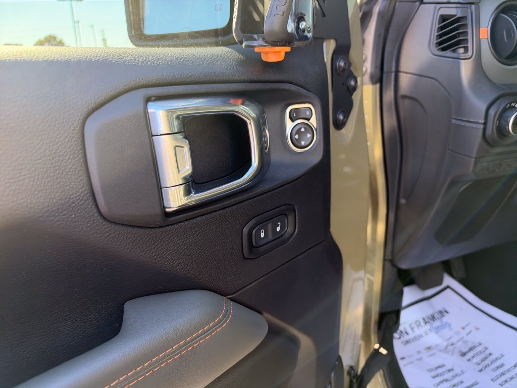 Used 2025 Green Jeep Mojave image 10