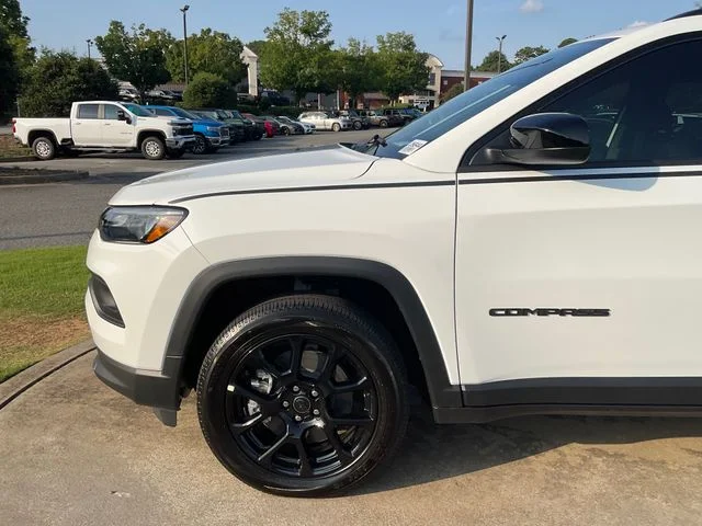 New 2026 Bright White Clearcoat Jeep Latitude image 11