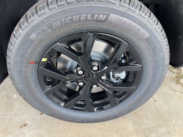 New 2026 Diamond Black Crystal Pearl-Coat Exterior Paint Jeep Altitude image 12