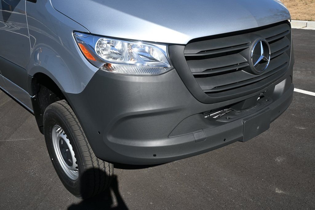 Used 2026 High-tech silver metallic Mercedes-Benz Cargo 144 WB image 30