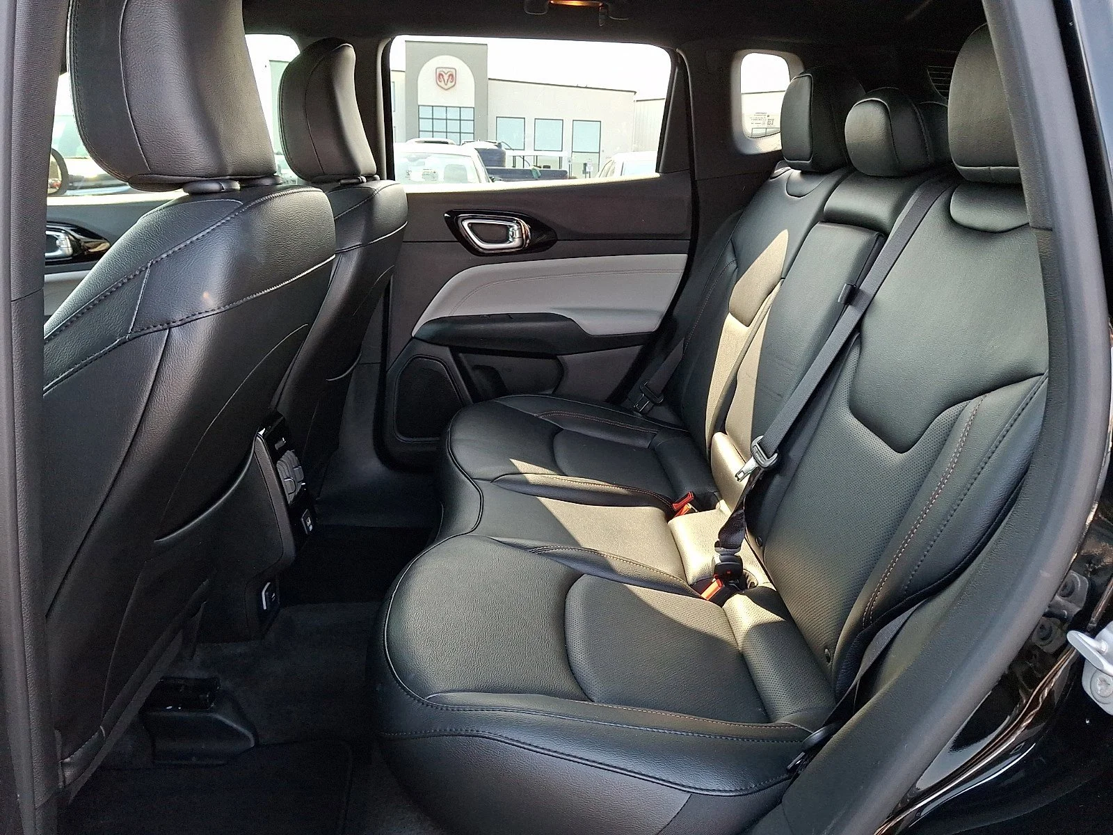 Used 2023 Diamond Black Crystal Pearlcoat Jeep Limited image 11