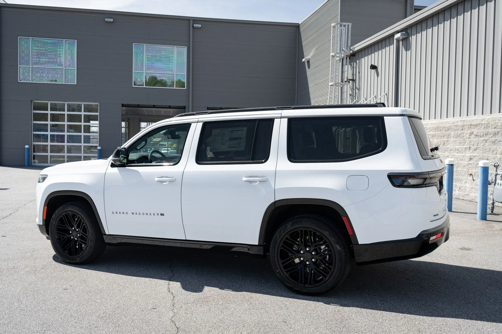 New 2026 Bright White Clear-Coat Exterior Paint Jeep Limited Reserve image 16
