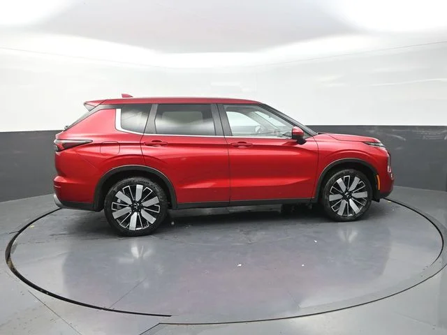 Used 2025  Mitsubishi SE image 9