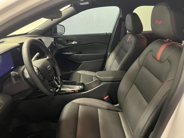 Used 2025 Summit White Chevrolet 2RS image 19
