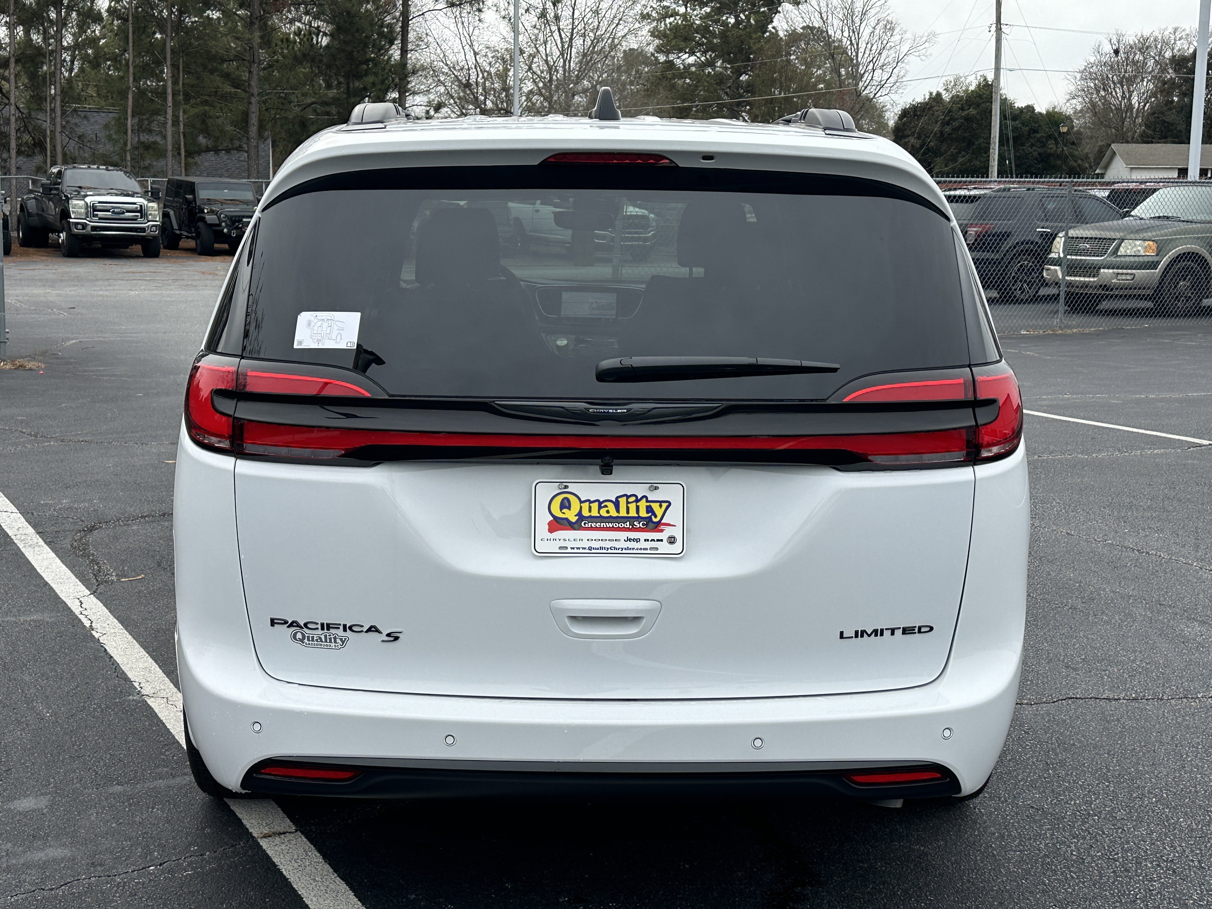 New 2026 Bright White Clear-Coat Exterior Paint Chrysler Limited image 7