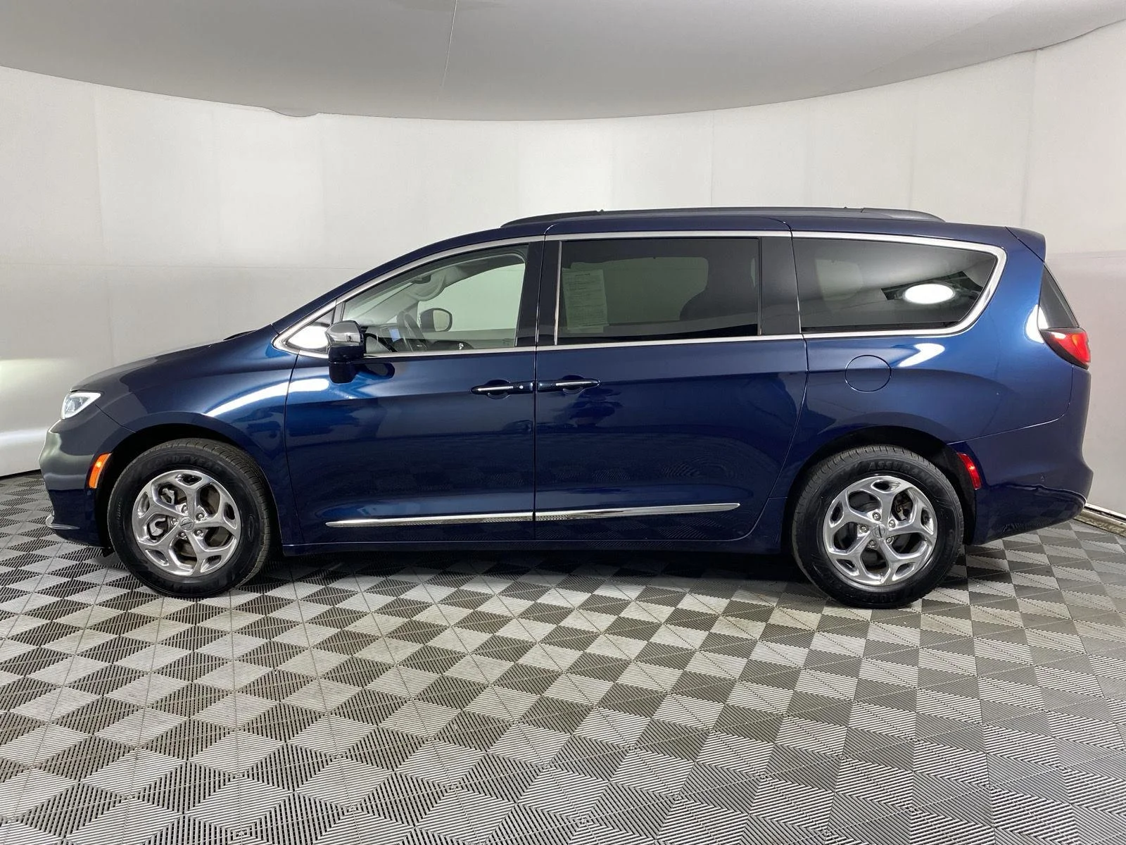 Used 2022 Fathom Blue Pearlcoat Chrysler Limited image 15