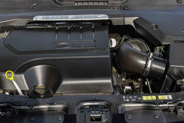Used 2023  Land Rover R-Dynamic SE image 28