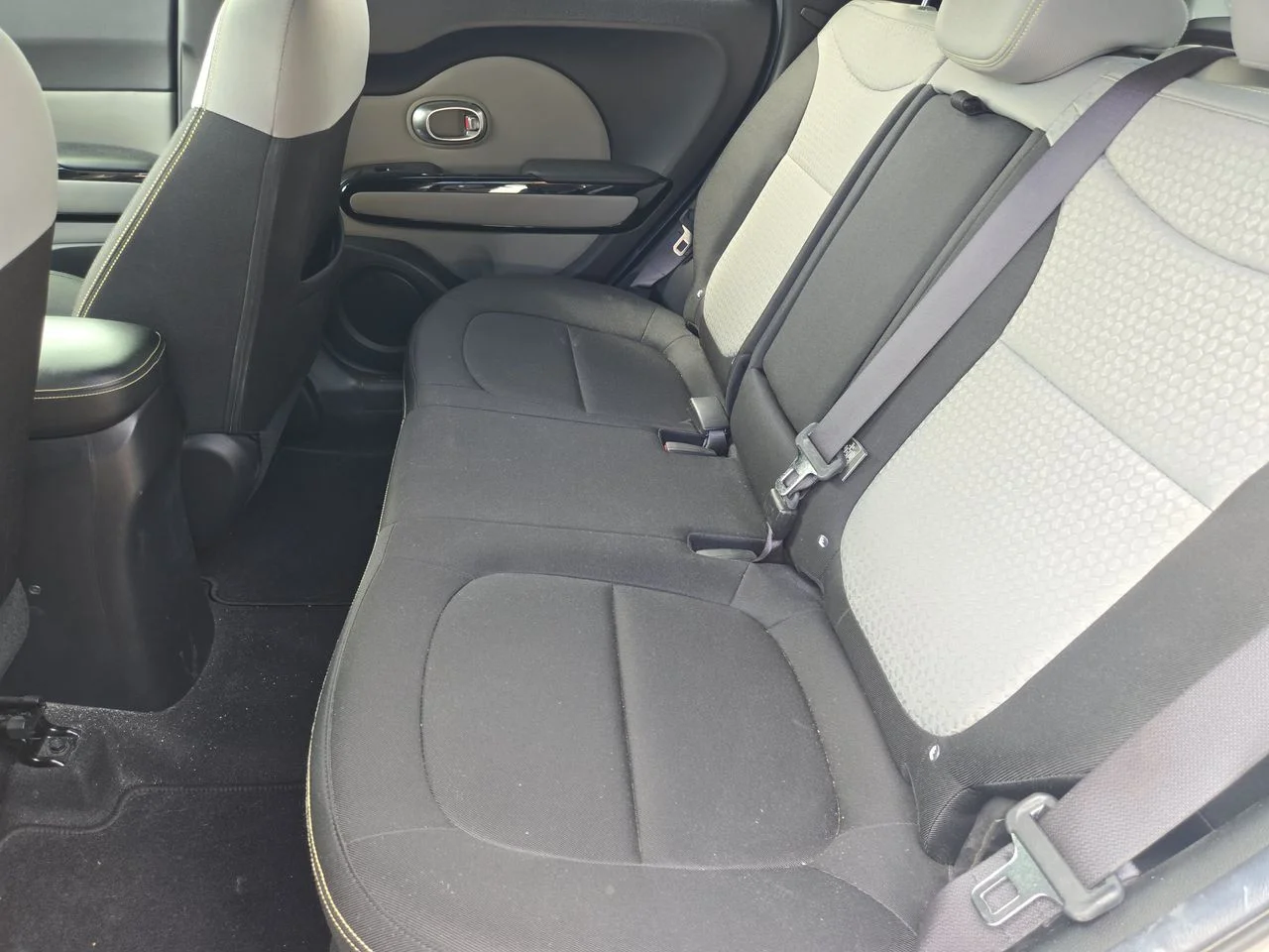 Used 2015 Clear White Kia Plus image 21
