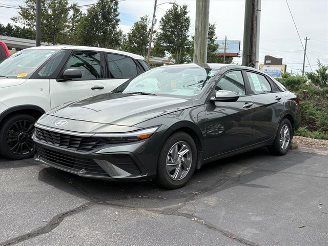 2024 Hyundai ELANTRA SE