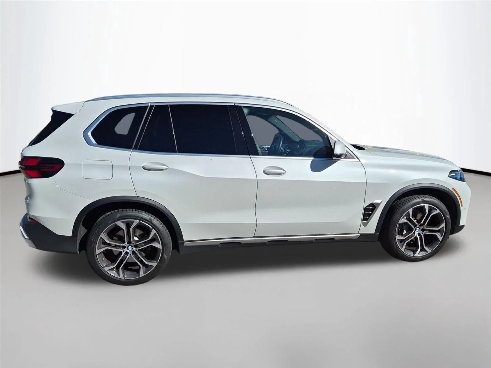 Used 2025 Mineral White Metallic BMW xDrive40i image 6